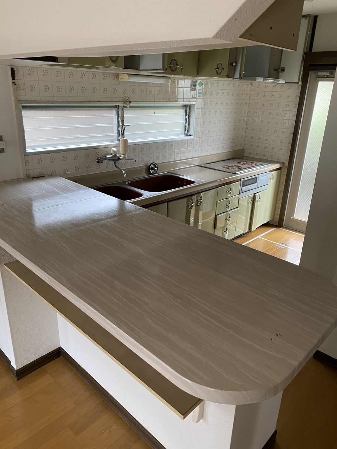 福山市でキッチンハウスクリーニング完了！カウンターも隅々までピカピカに✨