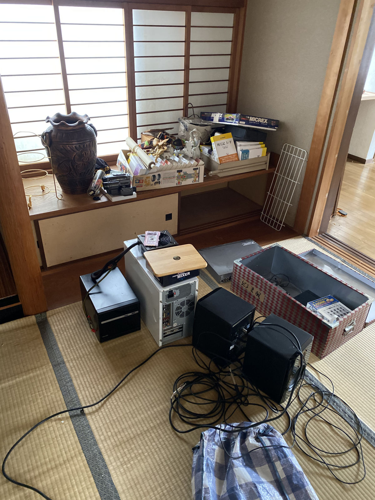 福山市で不用品の片付け・買取が完了！パソコン周辺機器・家財道具など一括対応 作業写真