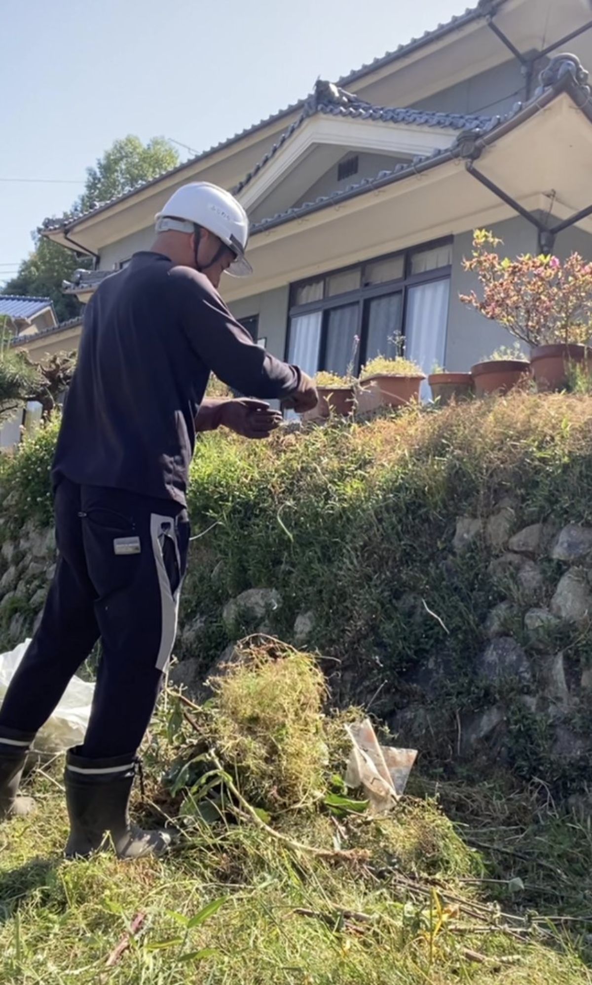 福山市赤坂町 庭まわりの草刈り作業